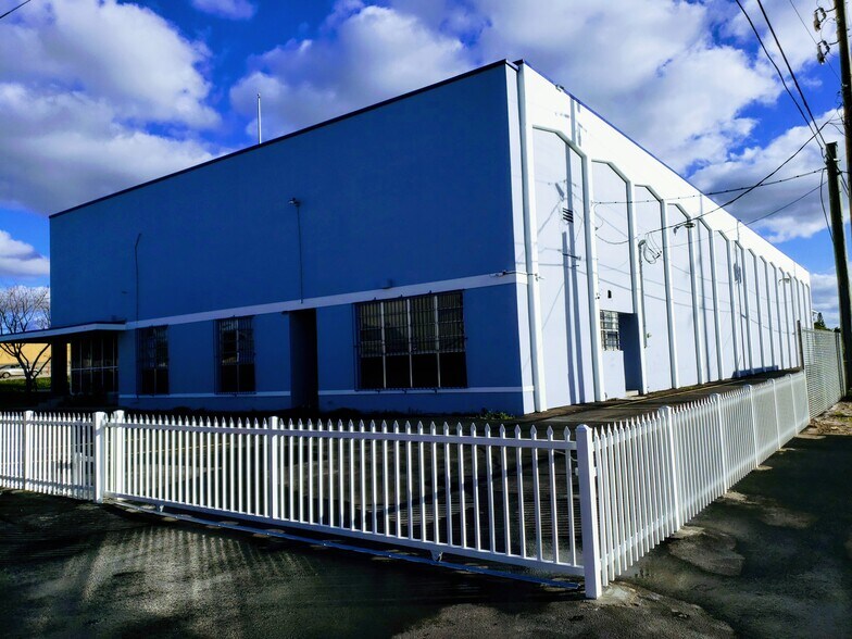 More Photos Of 650 NW 105th St, Miami Warehouse For Lease