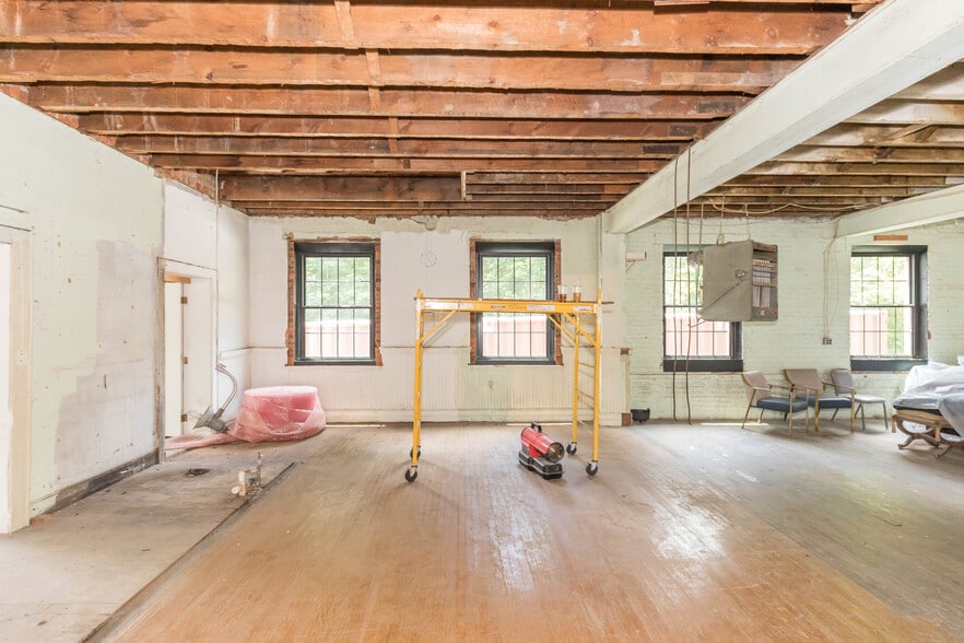 More Photos Of 1340 W Main St, Wytheville Loft Creative Space For Sale