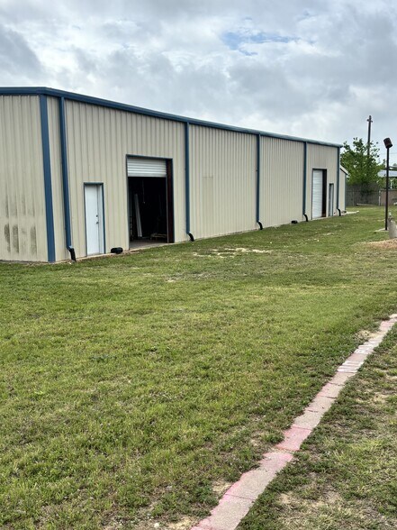 More Photos Of 1403 W Welch St, Taylor Warehouse For Sale