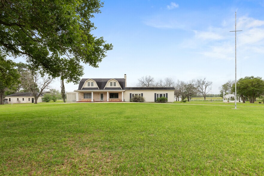 More Photos Of 53447 Highway 290, Hempstead Specialty For Sale