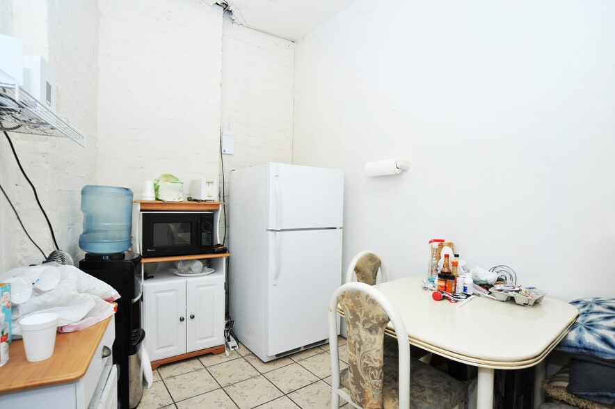 More Photos Of 209 N Arroyo Blvd, Nogales Storefront For Sale