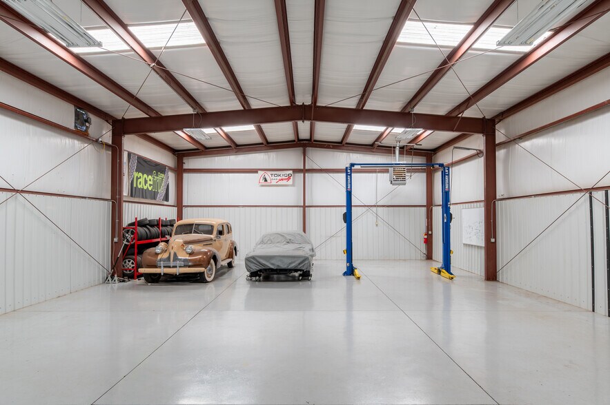 More Photos Of 70 N Gwinnett St, Buford Showroom For Sale
