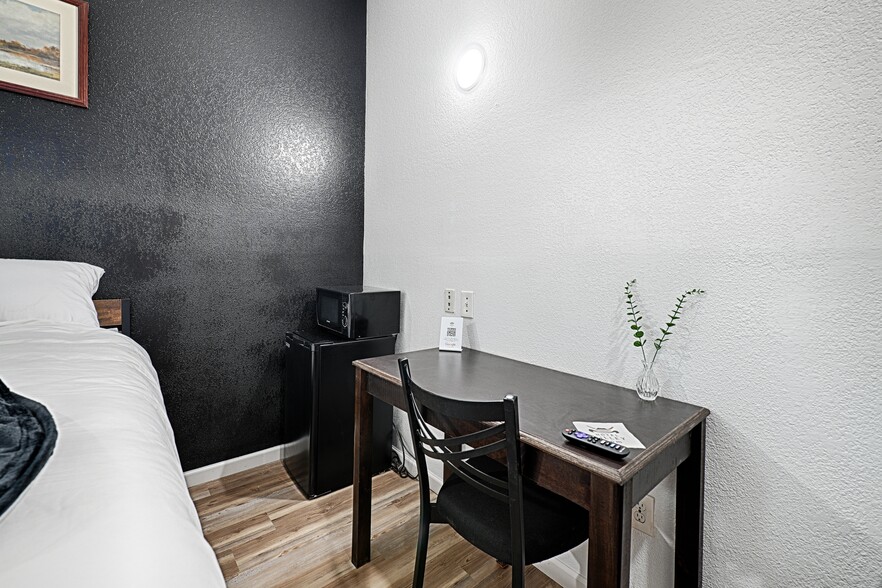 More Photos Of 110 S Main, Dilley Hotel For Sale