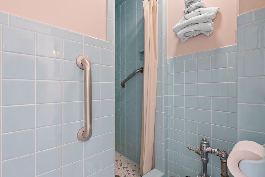 More Photos Of 36 W 4th St, Dubuque Hotel For Sale