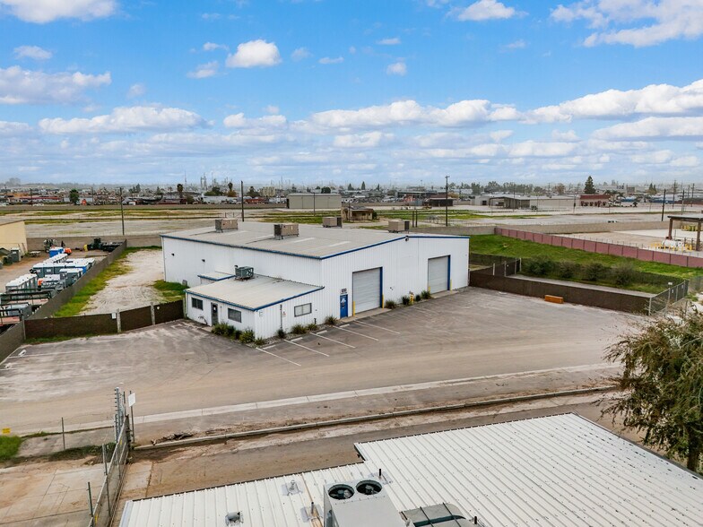 More Photos Of 6303 Seven Seas Ave, Bakersfield Warehouse For Lease