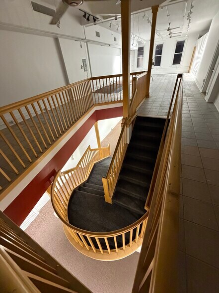 More Photos Of 189 Main St, Northampton Storefront Retail Office For Lease