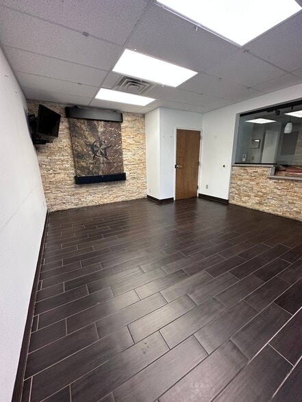 More Photos Of 1119 Fresno St, San Antonio Light Manufacturing For Sale