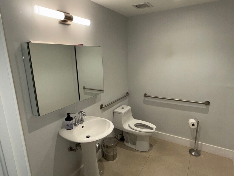 More Photos Of 8111-8119 NW 33rd St, Miami Warehouse For Sale