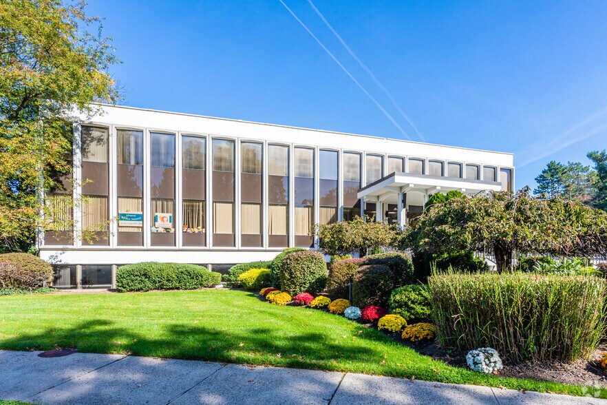 More Photos Of 300 Knickerbocker Rd, Cresskill Medical For Lease