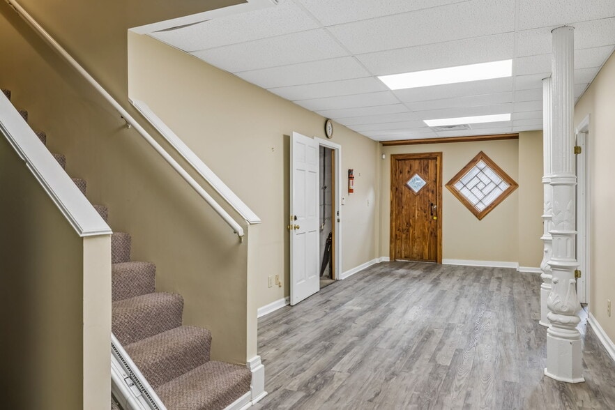 More Photos Of 609 W 7th St, Columbia Office For Sale
