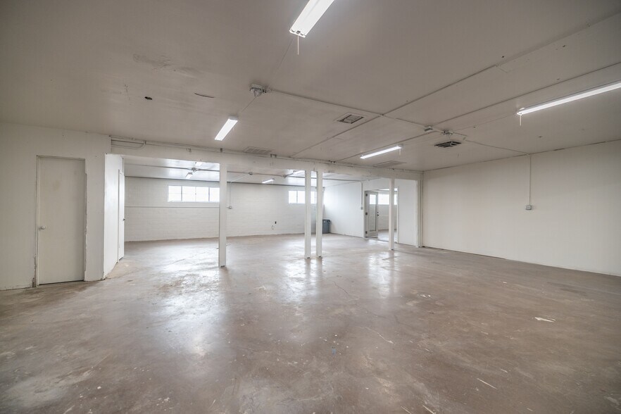 More Photos Of 2423 W Campbell Ave, Phoenix Warehouse For Lease