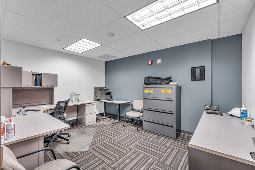 More Photos Of 400 SE Jefferson St, Topeka Flex For Sale