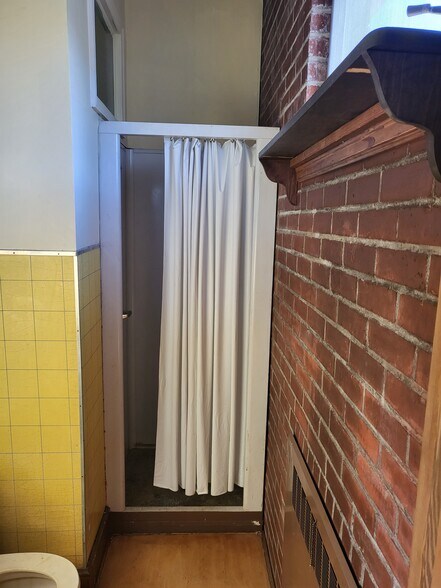 More Photos Of 212 S Broad St, Gastonia General Retail For Sale