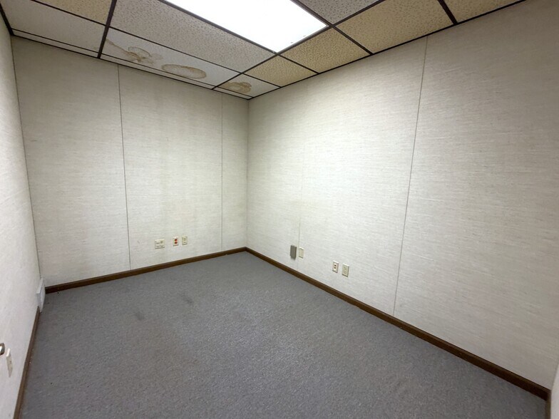 More Photos Of 305 N Mason St, Carrollton Office For Sale