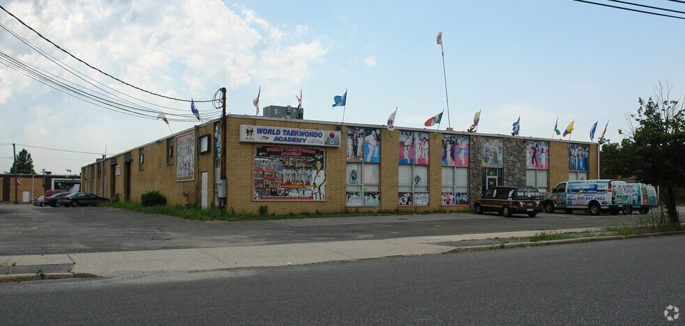 More Photos Of 36 Grand Blvd, Brentwood Industrial For Sale
