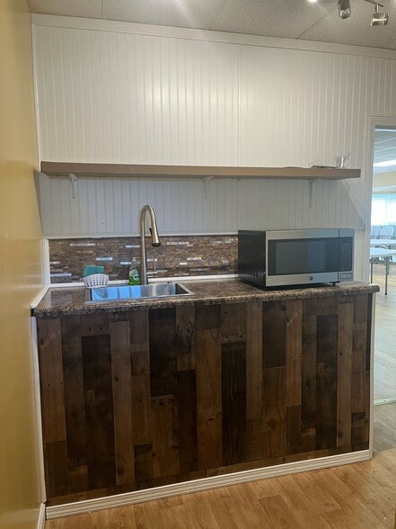 More Photos Of 18043 Bluegrass Pkwy, Louisville Office For Sale