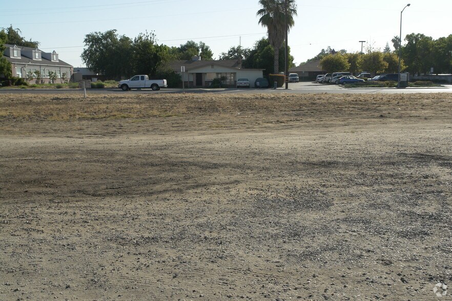 More Photos Of 323 W Shaw Ave, Clovis Unknown For Lease