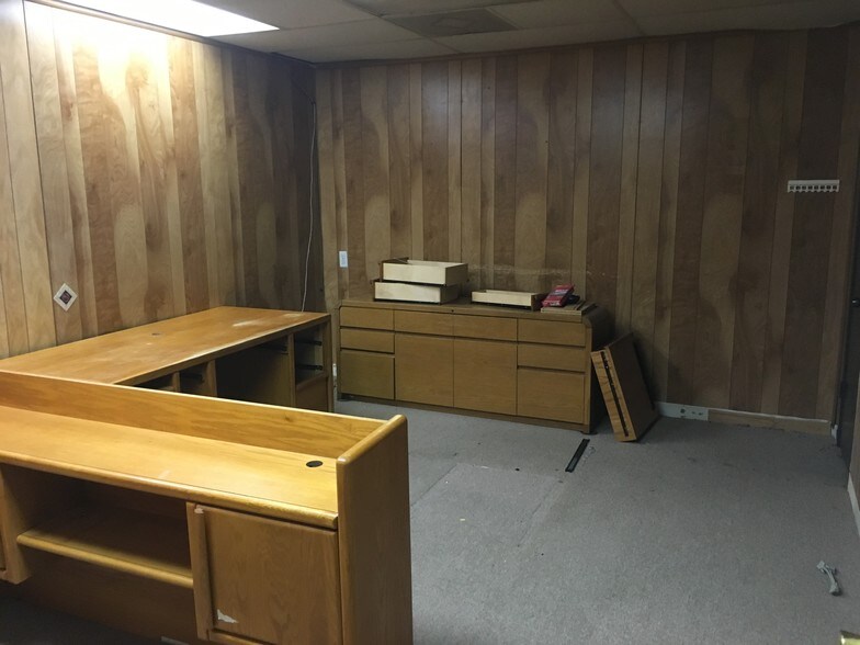 More Photos Of 401-415 Edgebrook Dr, Houston General Retail For Sale