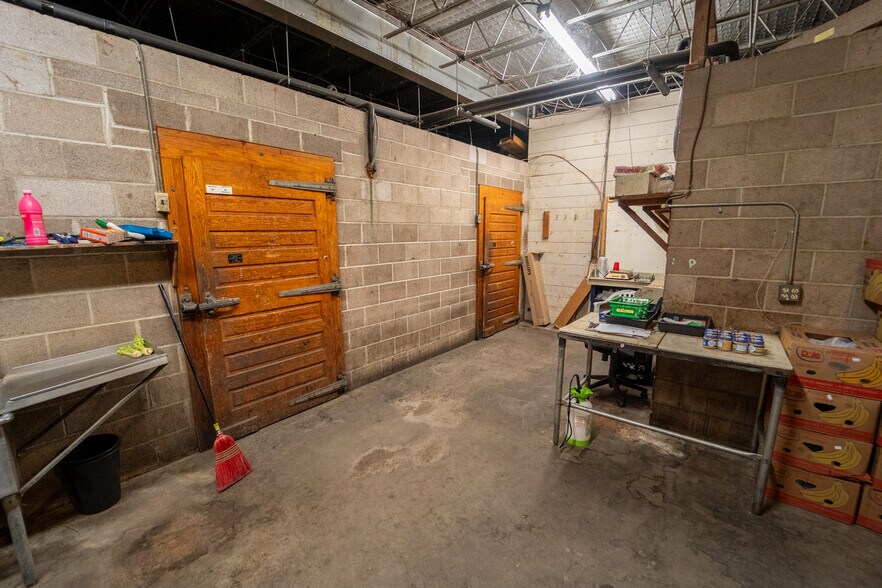 More Photos Of 1302 E Crestwood Dr, Victoria Storefront For Sale