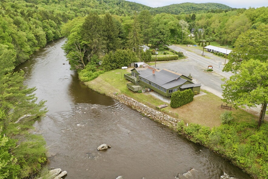 More Photos Of 200 Worthington Rd, Huntington Restaurant For Sale