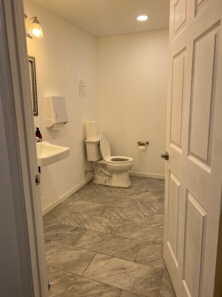 More Photos Of 556 Main St, Stroudsburg Office Residential For Lease