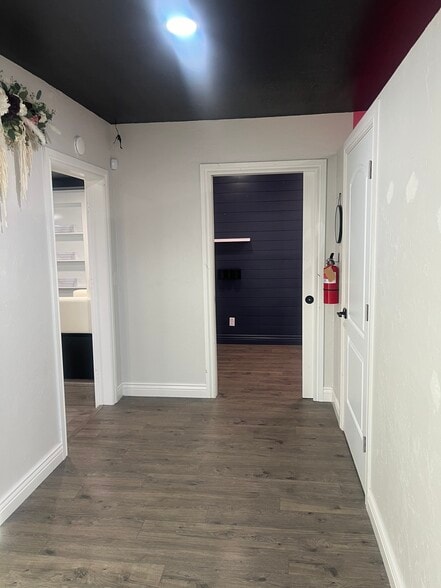 More Photos Of 911 E MacArthur St, Shawnee Showroom For Lease
