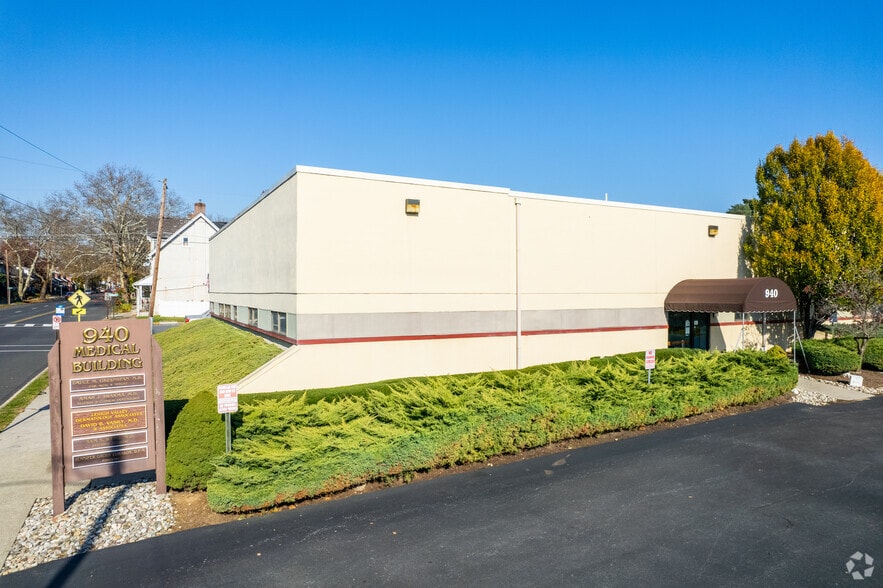 Primary Photo Of 940 N New St, Bethlehem Medical For Lease