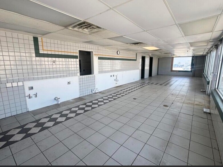 More Photos Of 506 E B St, McCook Service Station For Sale