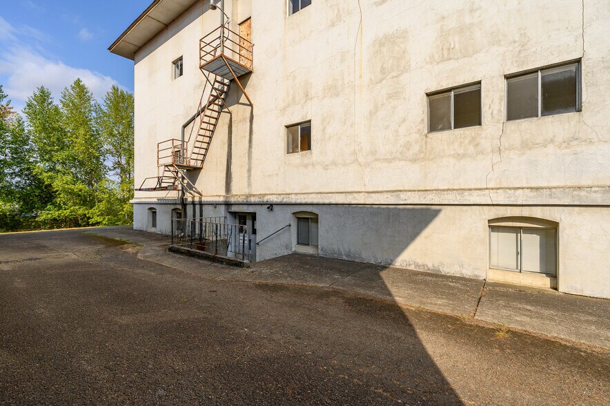 More Photos Of 229 E Monroe St, Carlton Apartments For Sale