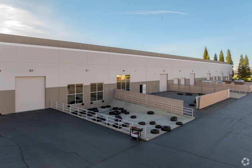 More Photos Of 10015 Foothills Blvd, Roseville Warehouse For Lease