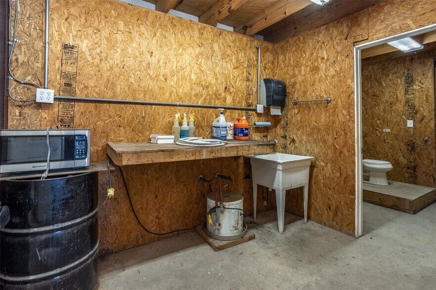 More Photos Of 510 Locust St, Whitesboro Service For Lease