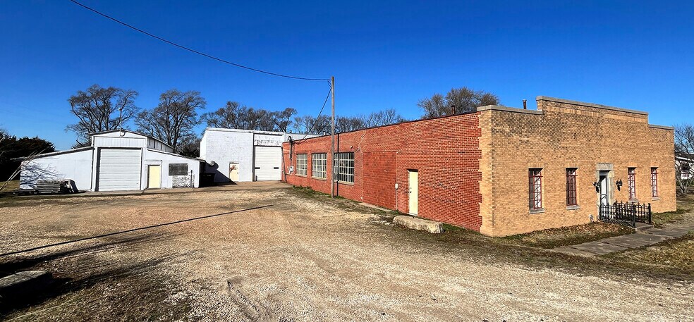 Primary Photo Of 204 Lecompton Rd, Perry Manufacturing For Sale
