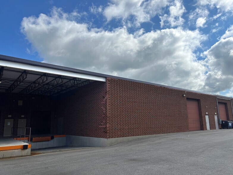 More Photos Of 50 Lakeview Pky, Vernon Hills Light Manufacturing For Lease