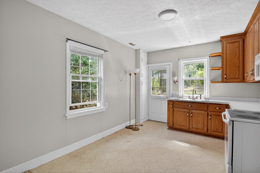 More Photos Of 2870 King William Ave, West Point Flex For Sale