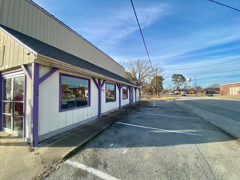 More Photos Of 202 Pine st, Pink Hill Flex For Sale