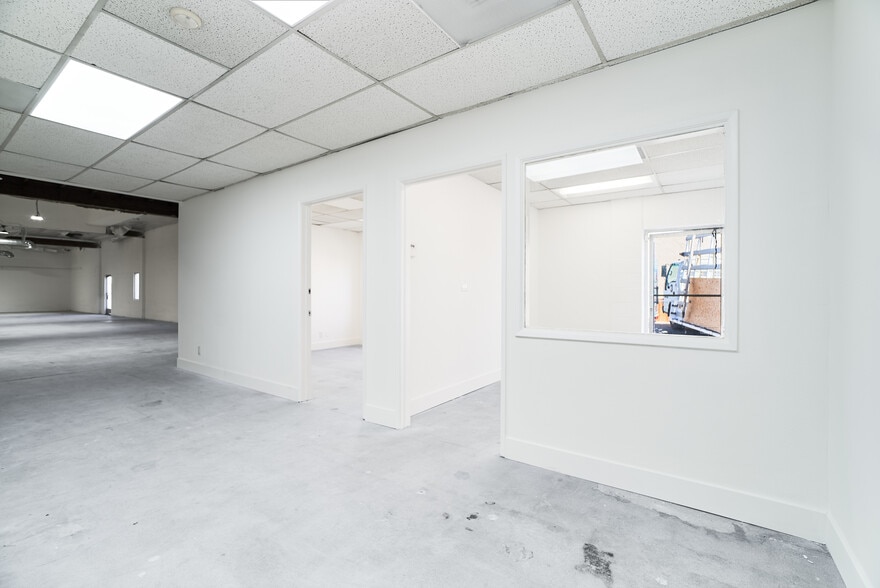 More Photos Of 15013-15019 Califa St, Van Nuys Manufacturing For Lease