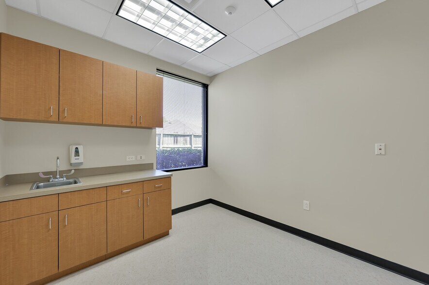 More Photos Of 1125 Cypress Station Dr, Houston Medical For Sale
