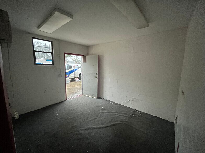 More Photos Of 4131 Lenox Ave, Jacksonville Warehouse For Lease