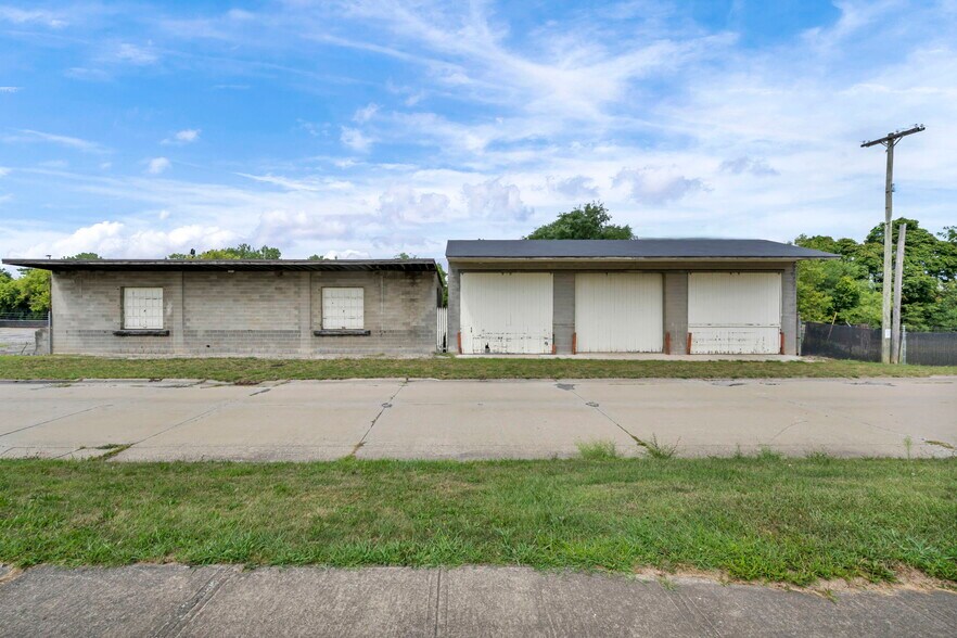 More Photos Of 215 W Bridge St, Elyria General Retail For Sale