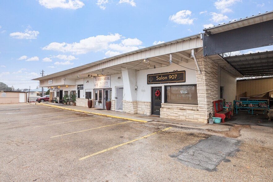 More Photos Of 905 E Main St, Fredericksburg General Retail For Sale