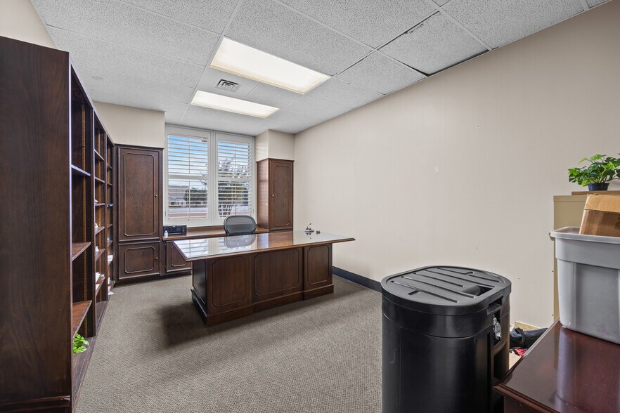 More Photos Of 8001 E R L Thornton Fwy, Dallas Office For Sale