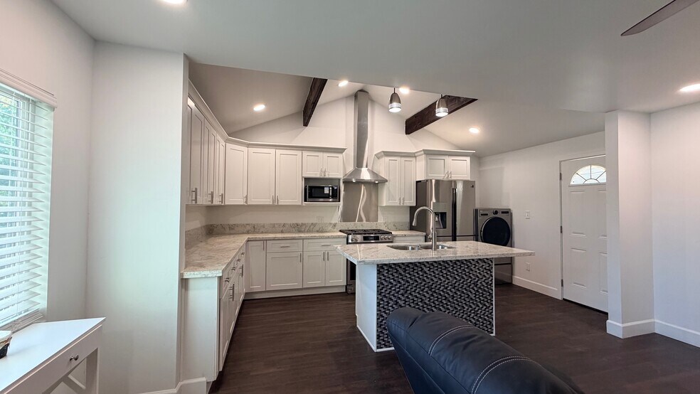 More Photos Of 1012 E Mineral King Ave, Visalia Flex For Sale