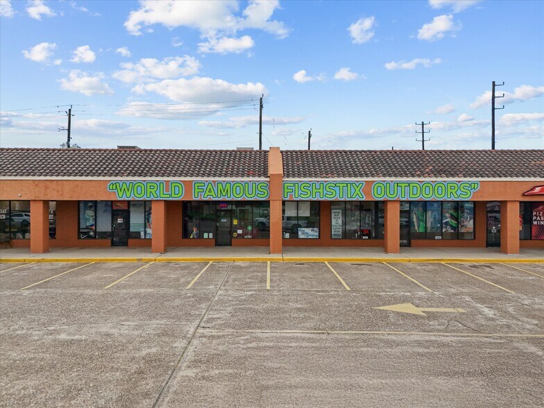 More Photos Of 12408 Highway 6, Santa Fe Freestanding For Lease