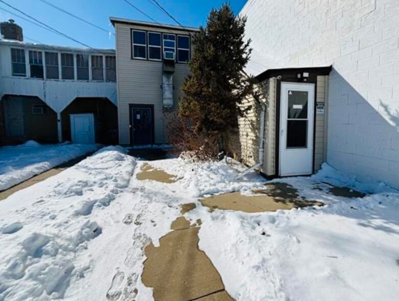 More Photos Of 243 High St, Mineral Point Flex For Sale