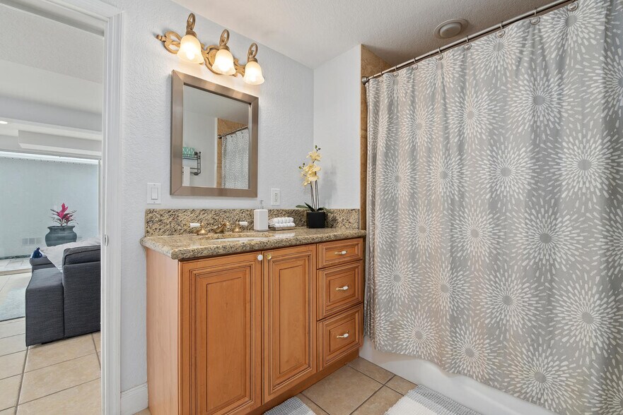 More Photos Of 185 Faubel St, Sarasota Specialty For Sale