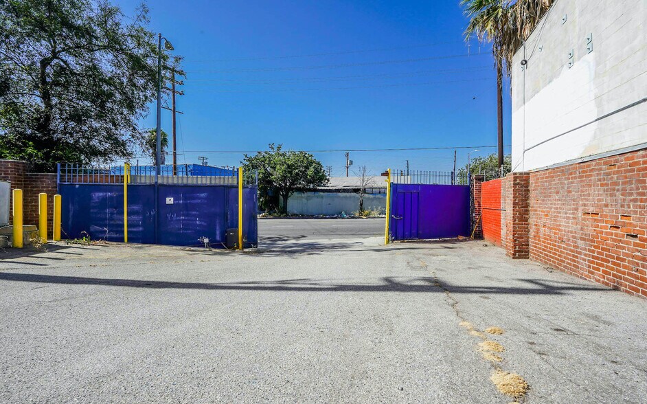More Photos Of 3301 E 14th St, Los Angeles Warehouse For Sale
