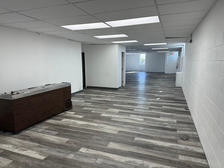 More Photos Of 357 Cottage St, Springfield Warehouse For Lease