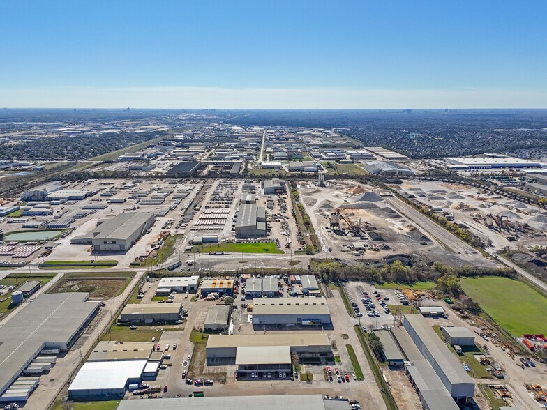 More Photos Of 6754-6758 Northwinds Dr, Houston Warehouse For Lease