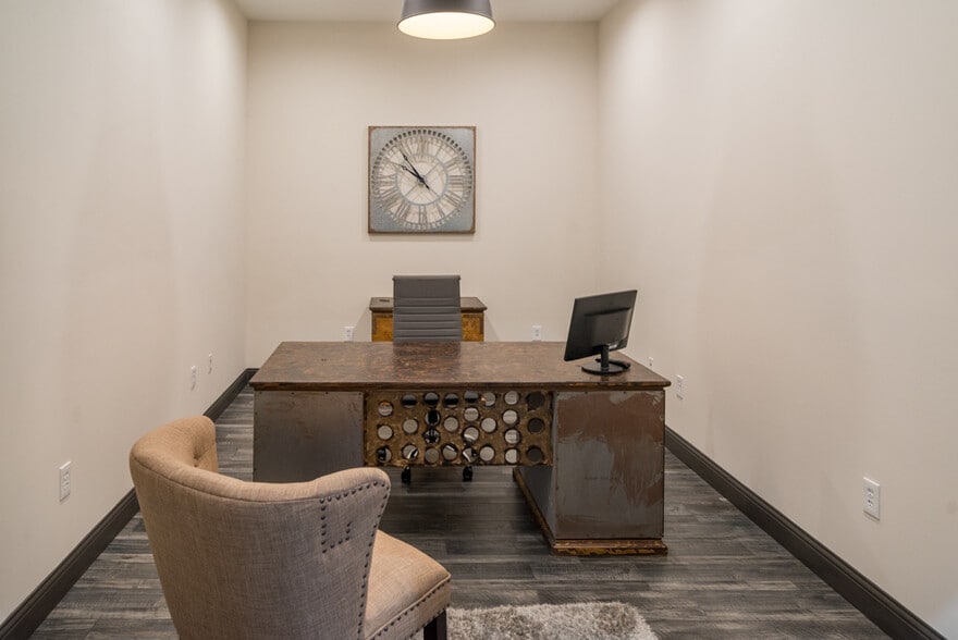 More Photos Of 1346 Motor Cir, Dallas Office For Sale