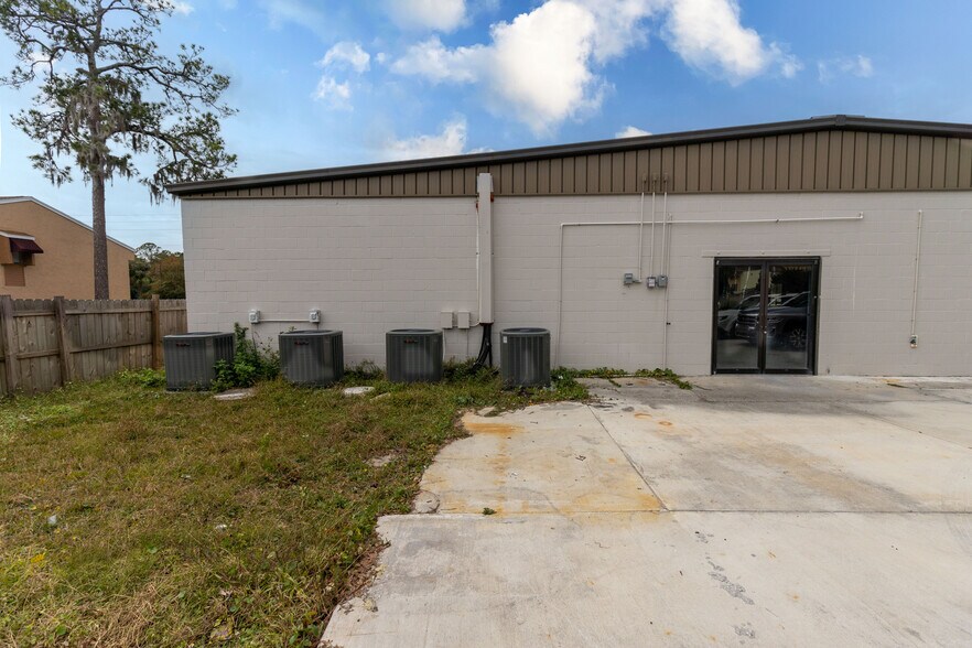 More Photos Of 5953 Roosevelt Blvd, Jacksonville Storefront Retail Office For Lease